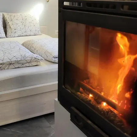 Pilkieji Apartamentai, Iki Juros 350m Butas